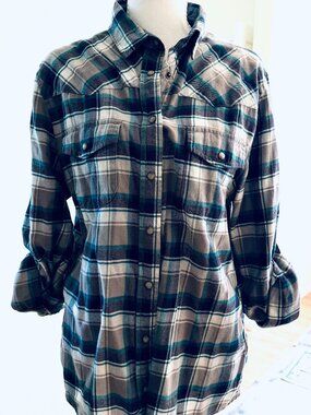 Cozy, Western-style, long-sleeve plaid flannel shirt- Super Cute!